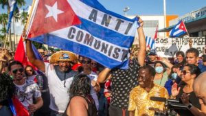 Kubane Protes in die Strate en Eis 'n Einde van Vernietigende Sosialisme wat Hulle vir Generasies Onderdruk en Verslaaf het!