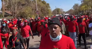 EFF Beledig Vakbonde en hou Onwettige Betoging by Ouetehuis in Pretoria, want Alles is mos glo "Rassisme"...
